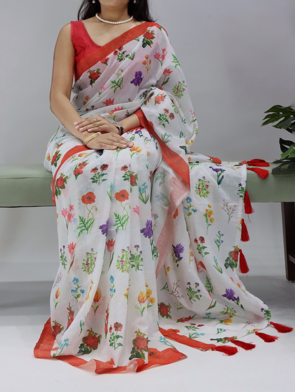 Floral Linen Printed Saree With Plain Blouse